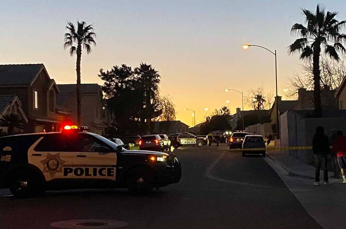 La policía de Las Vegas está investigando un homicidio en la cuadra 2900 de Seasons Avenue. ( ...