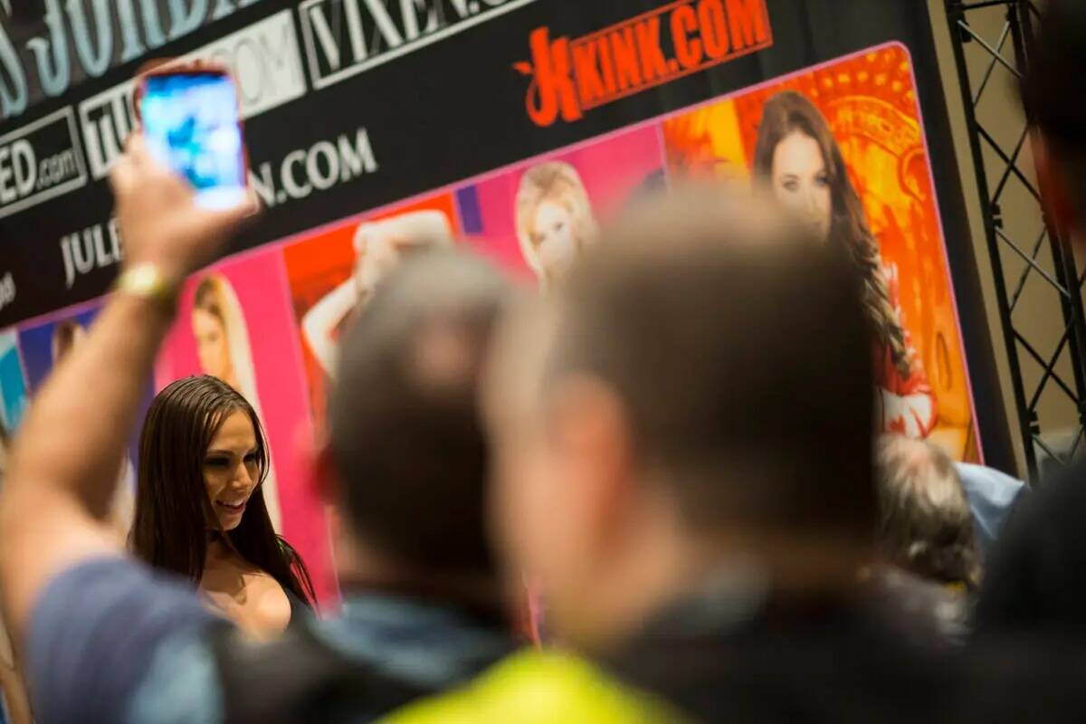 La estrella porno Aidra Fox posa para los fans durante la AVN Adult Entertainment Expo en el ho ...