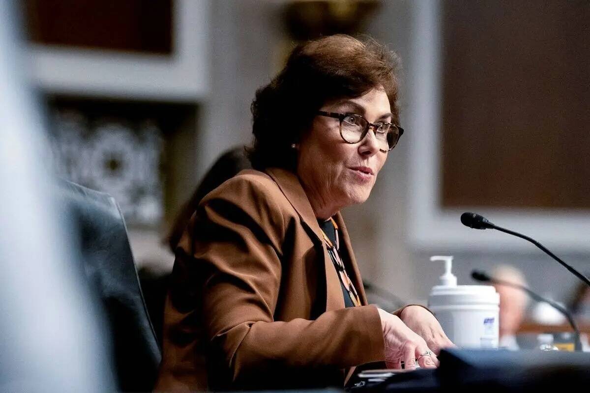 La senadora Jacky Rosen, demócrata por Nevada, habla en el Capitolio en Washington en septiemb ...