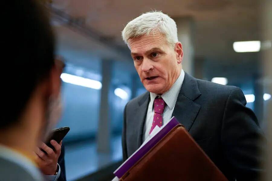 El senador republicano Bill Cassidy habla con los periodistas en el Capitolio en Washington en ...