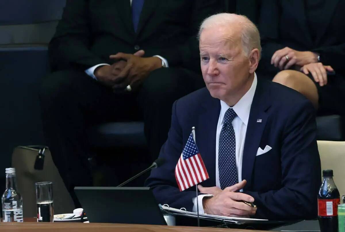 El presidente Joe Biden asiste a una reunión del Consejo del Atlántico Norte durante una cumb ...