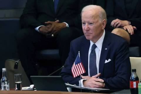 El presidente Joe Biden asiste a una reunión del Consejo del Atlántico Norte durante una cumb ...