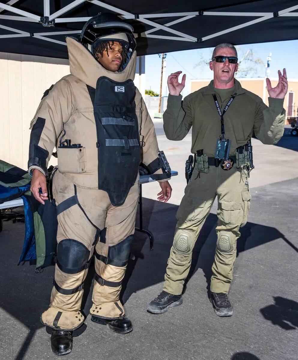El capitán Richard Brooks, a la derecha, habla sobre el traje antibombas Med-Eng EOD 9N que ll ...