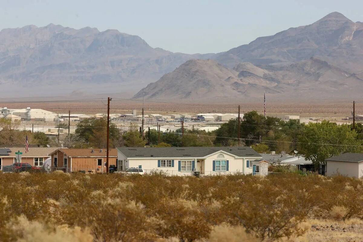 La Base de la Fuerza Aérea de Creech se ve en la distancia detrás de las casas rodantes en In ...