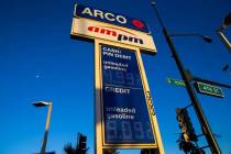El aumento de los precios de la gasolina se muestra en una gasolinera Arco el lunes 14 de marzo ...