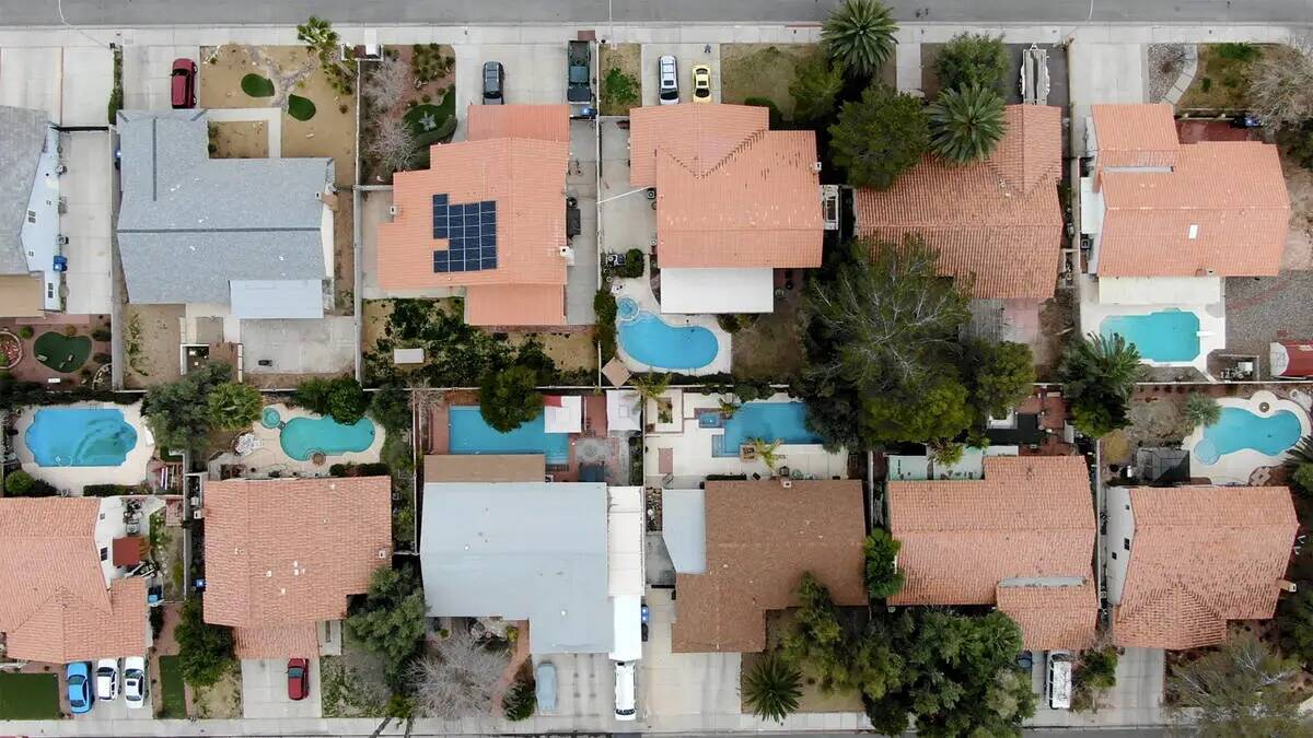 Esta foto de archivo del 16 de febrero de 2019 muestra una vista aérea de casas con piscinas c ...