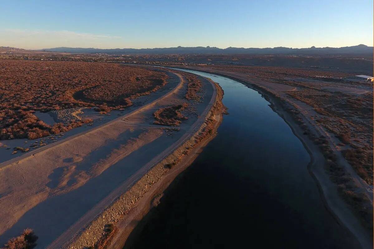Esta foto aérea de archivo del 25 de enero de 2019 muestra el amanecer en el río Colorado jus ...