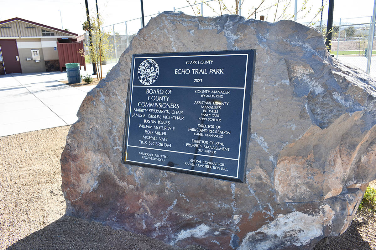 Una placa con los nombres de los comisionados del Condado Clark se encuentra en el nuevo Echo T ...
