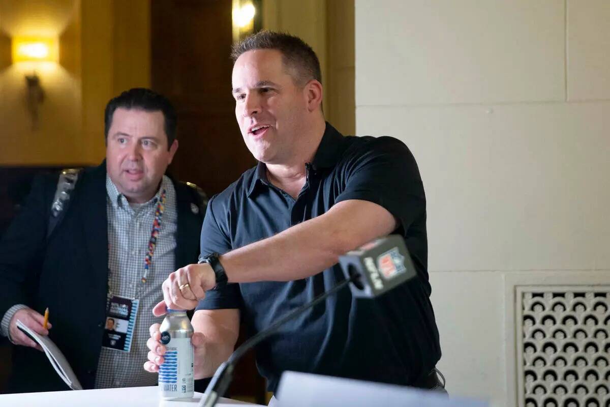 El entrenador de los Raiders, Josh McDaniels, habla con los medios de comunicación en el hotel ...