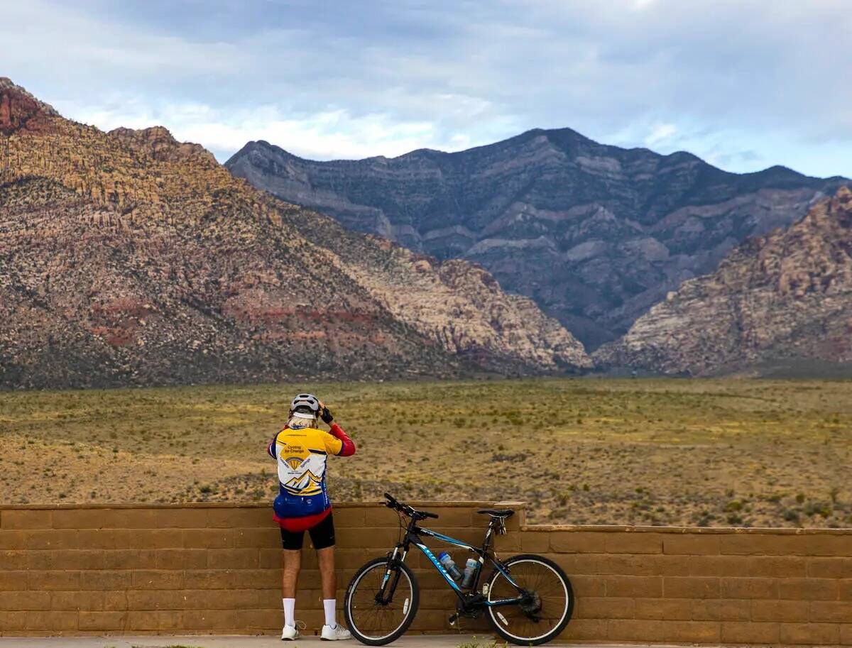 Rick Clennan, de Las Vegas, se ajusta el casco mientras se prepara para montar en bicicleta tra ...