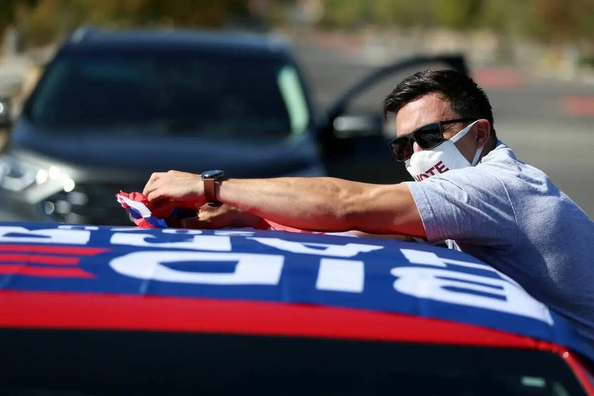 Matthew DeFalco, veterano del ejército de Estados Unidos, decora su auto en los preparativos p ...