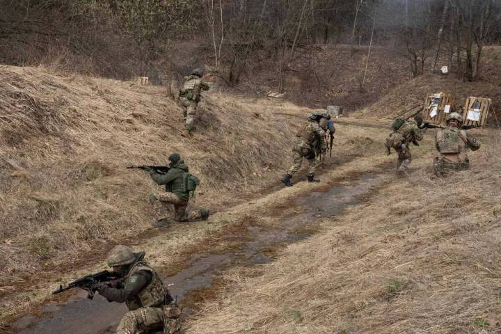 Soldados ucranianos de la 103ª Brigada Separada de la Defensa Territorial de las Fuerzas Armad ...