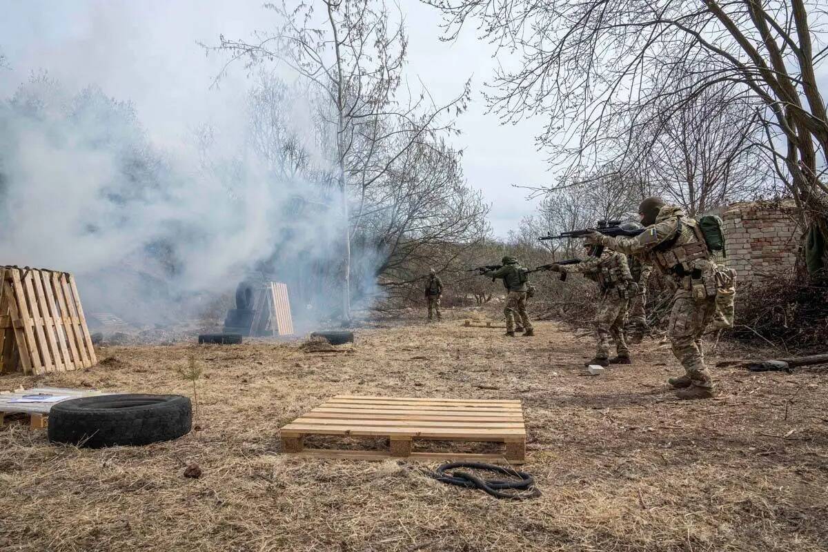 Soldados ucranianos de la 103ª Brigada Separada de la Defensa Territorial de las Fuerzas Armad ...
