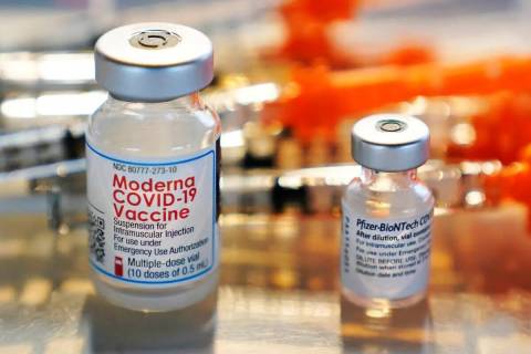 Viales de las vacunas Moderna y Pfizer COVID-19 en una clínica temporal en Exeter, N.H. el jue ...