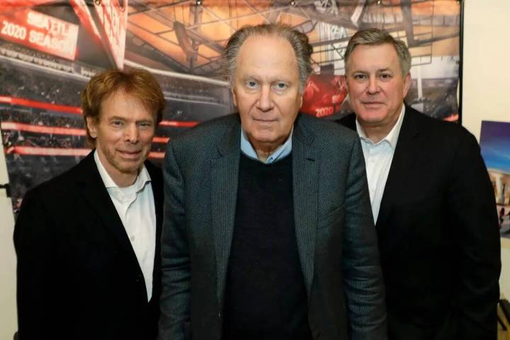 De izquierda a derecha, el productor de Hollywood Jerry Bruckheimer, el multimillonario David B ...