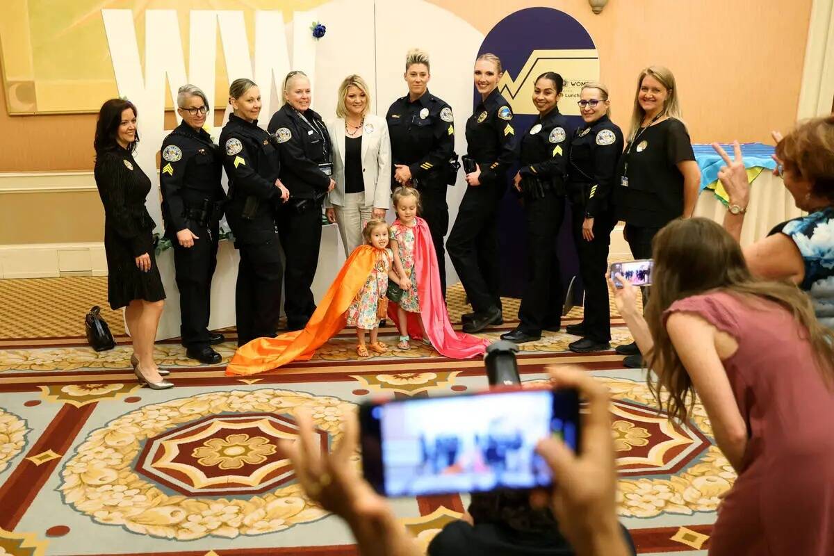 Agentes de policía de Henderson y Boulder City fotografiados durante el Almuerzo de Mujeres Ma ...