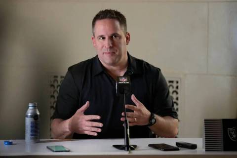 El entrenador de los Raiders de Las Vegas, Josh McDaniels, habla con los periodistas durante la ...