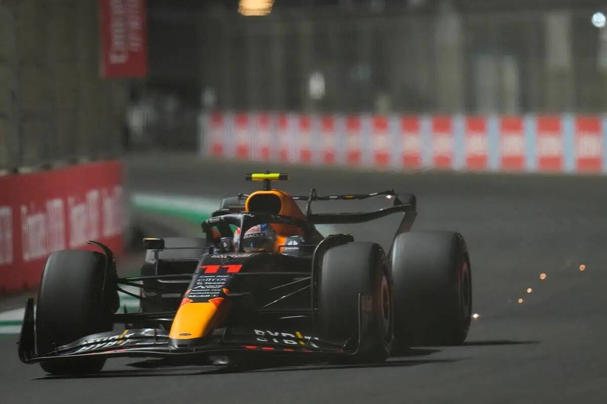 El piloto mexicano de Red Bull, Sergio Pérez, conduce su auto durante la sesión de clasificac ...