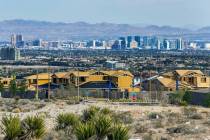 Nuevas viviendas en construcción a lo largo de West Reedpoint Drive y Desert Foothills Drive e ...
