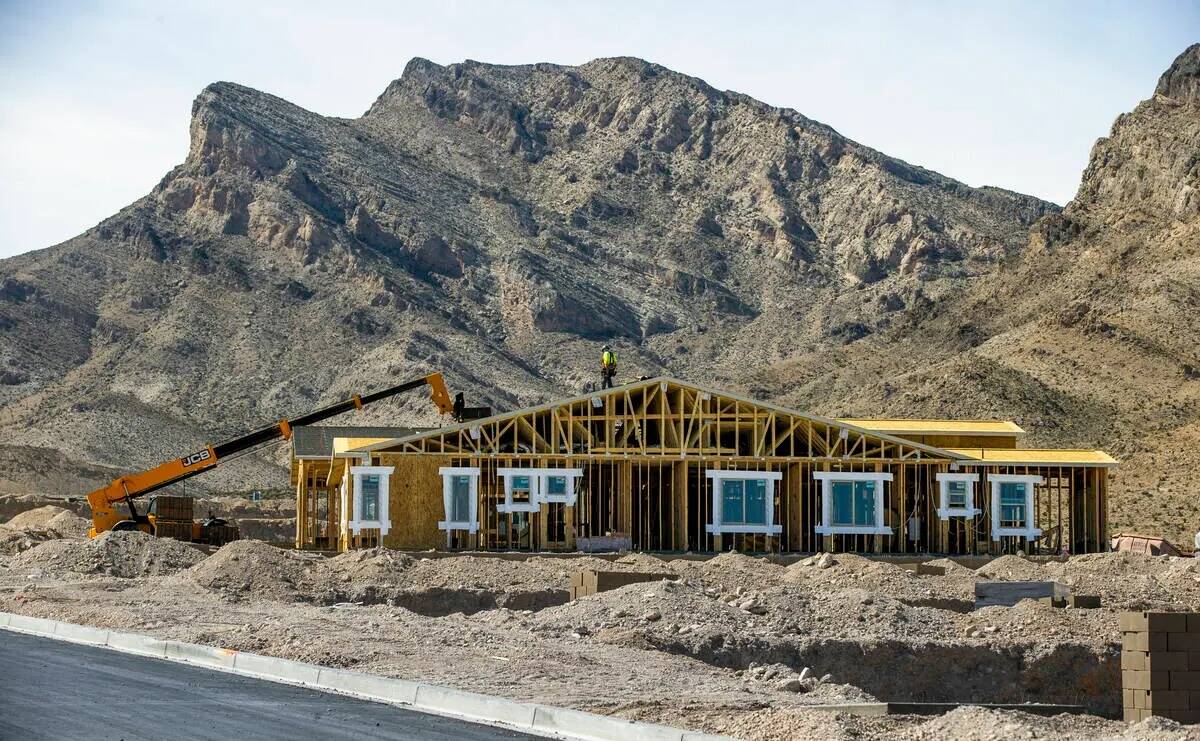 Se está construyendo una nueva vivienda al norte del West Lake Mead Boulevard y el 215 Beltway ...