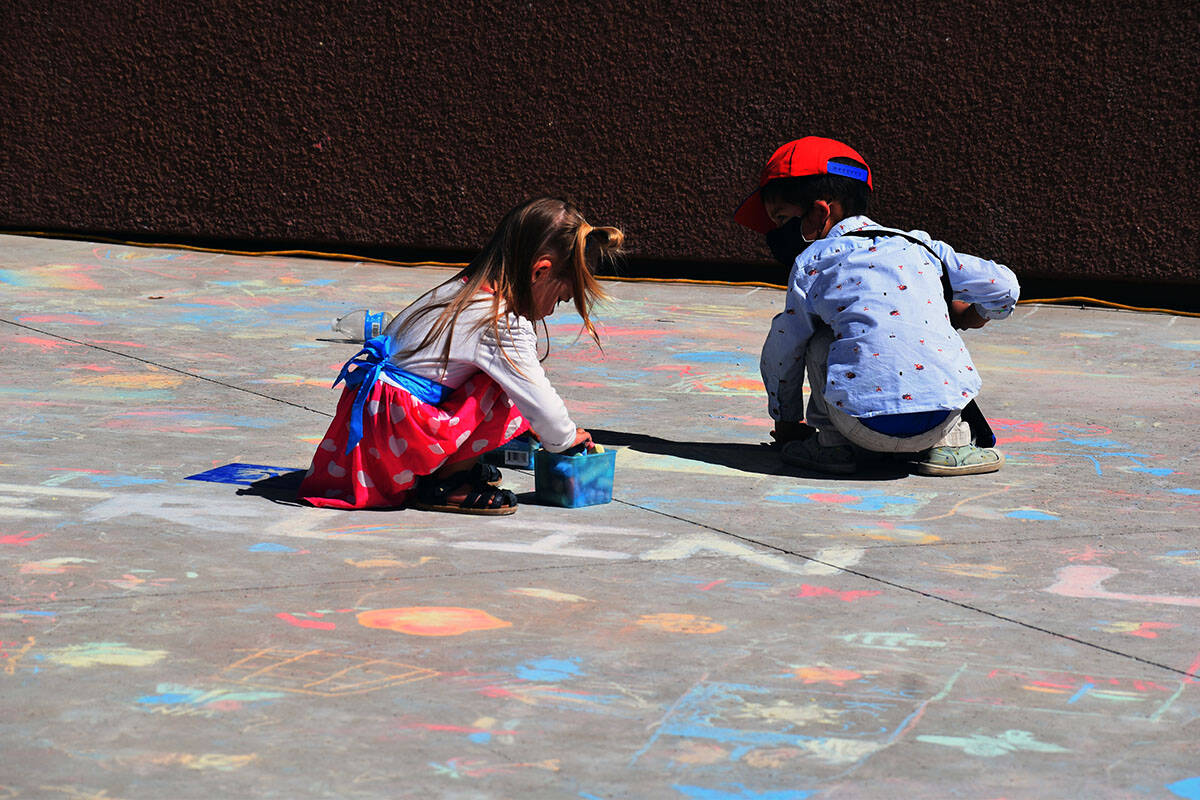 El primer festival de “Música y Arte de Tiza” ¡Chalk It Up! realizado en el patio de la B ...