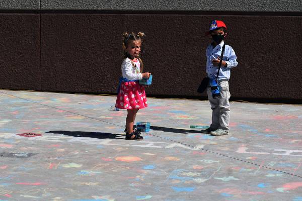 El primer festival de “Música y Arte de Tiza” ¡Chalk It Up! realizado en el patio de la B ...