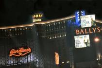 Aunque el hotel & casino Bellagio no apagó todas sus luces, su iluminación interior sí cambi ...