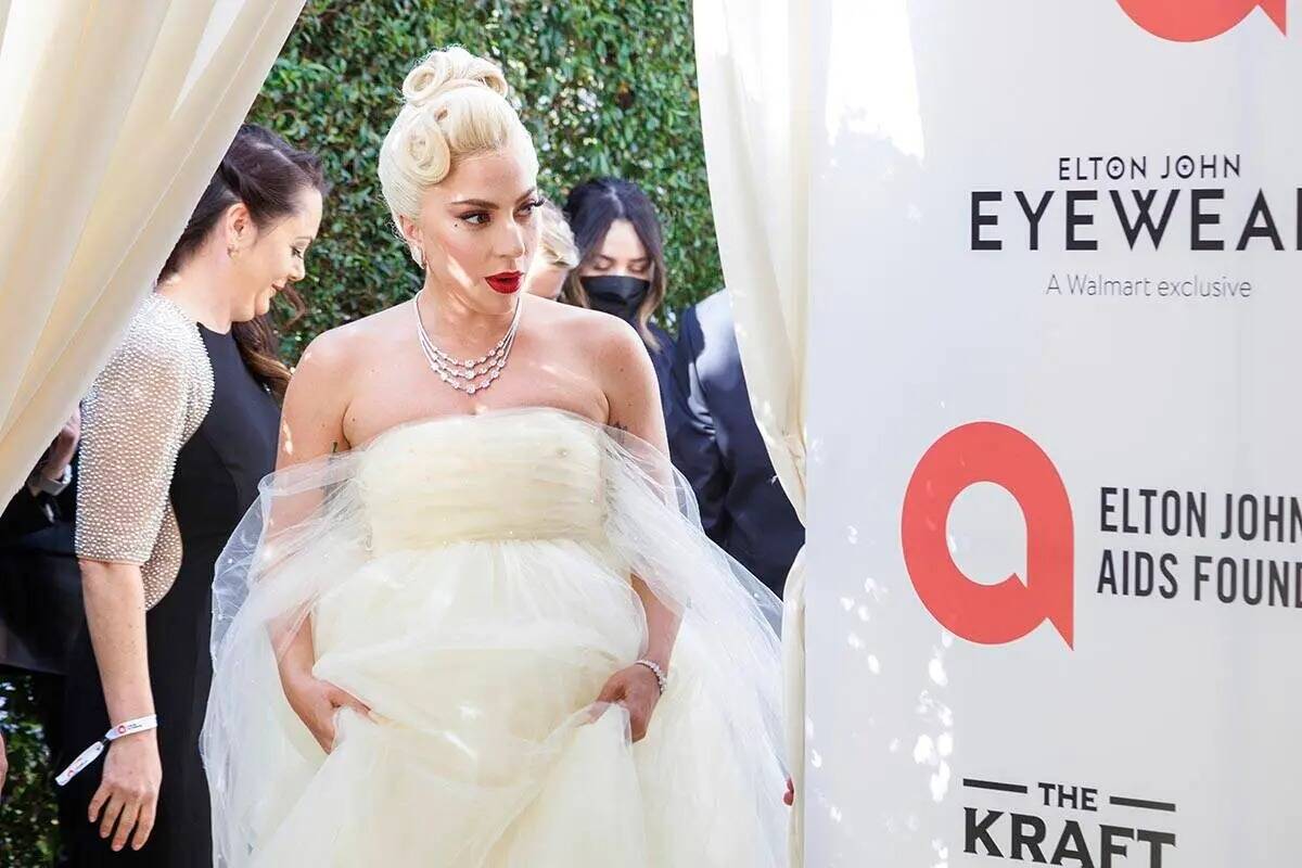 Lady Gaga llega a la fiesta de los premios de la Academia de la Fundación Elton John contra el ...