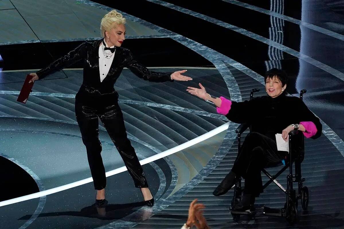 Lady Gaga, a la izquierda, y Liza Minnelli presentan el premio a la mejor película en los Osca ...