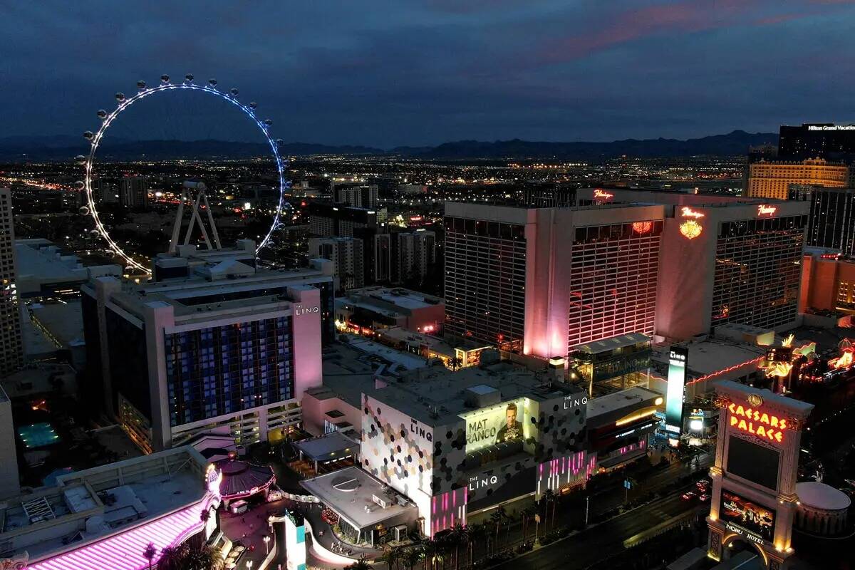 Vista aérea de los casinos de los hoteles Linq y Flamingo en el centro de Las Vegas Strip al a ...