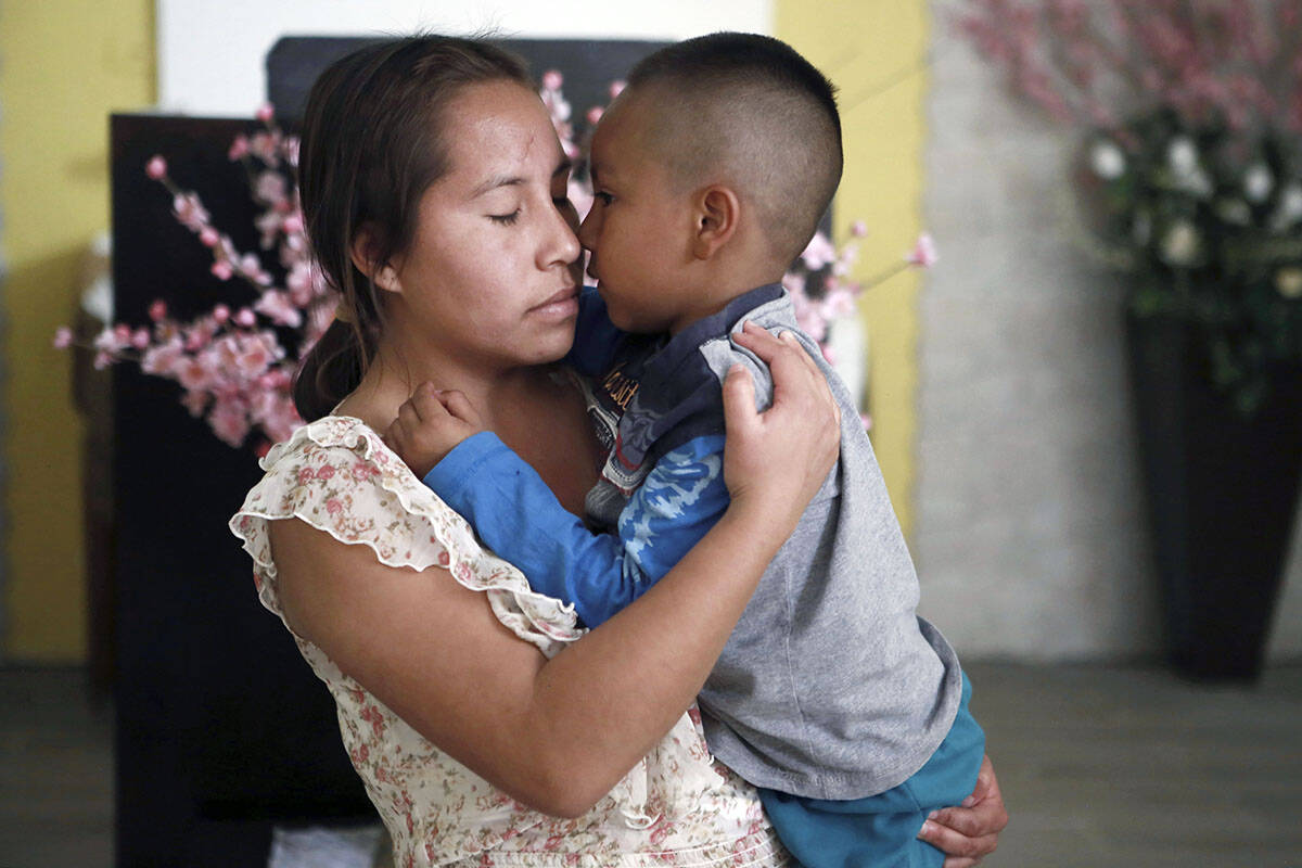 Una mujer abraza a un niño en el albergue del Buen Samaritano, el miércoles 30 de marzo de 20 ...