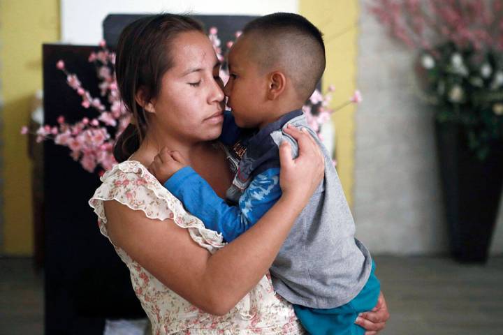 Una mujer abraza a un niño en el albergue del Buen Samaritano, el miércoles 30 de marzo de 20 ...