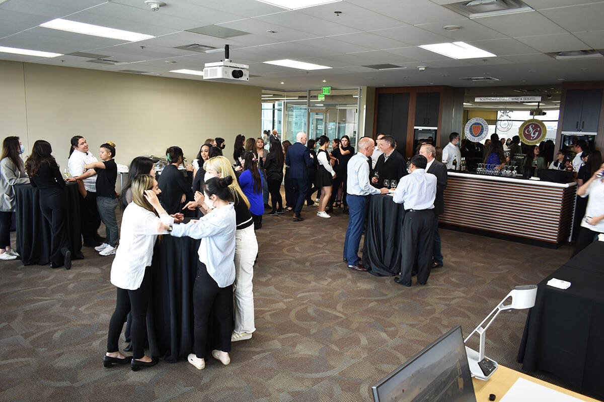 Estudiantes y docentes de UNLV participan en un evento de preparación para la gala anual de re ...