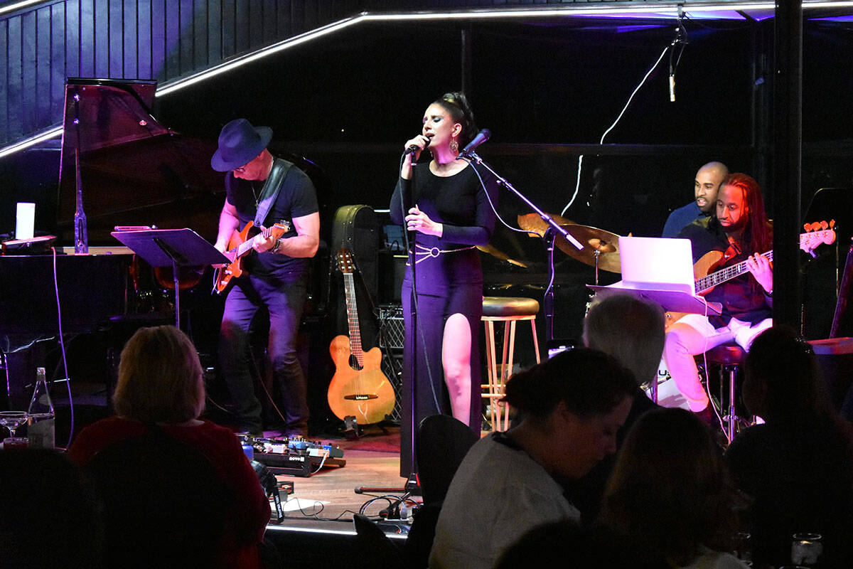 La cantautora cubano-estadounidense, Noybel Gorgoy, ofrece un concierto al lado de los músicos ...