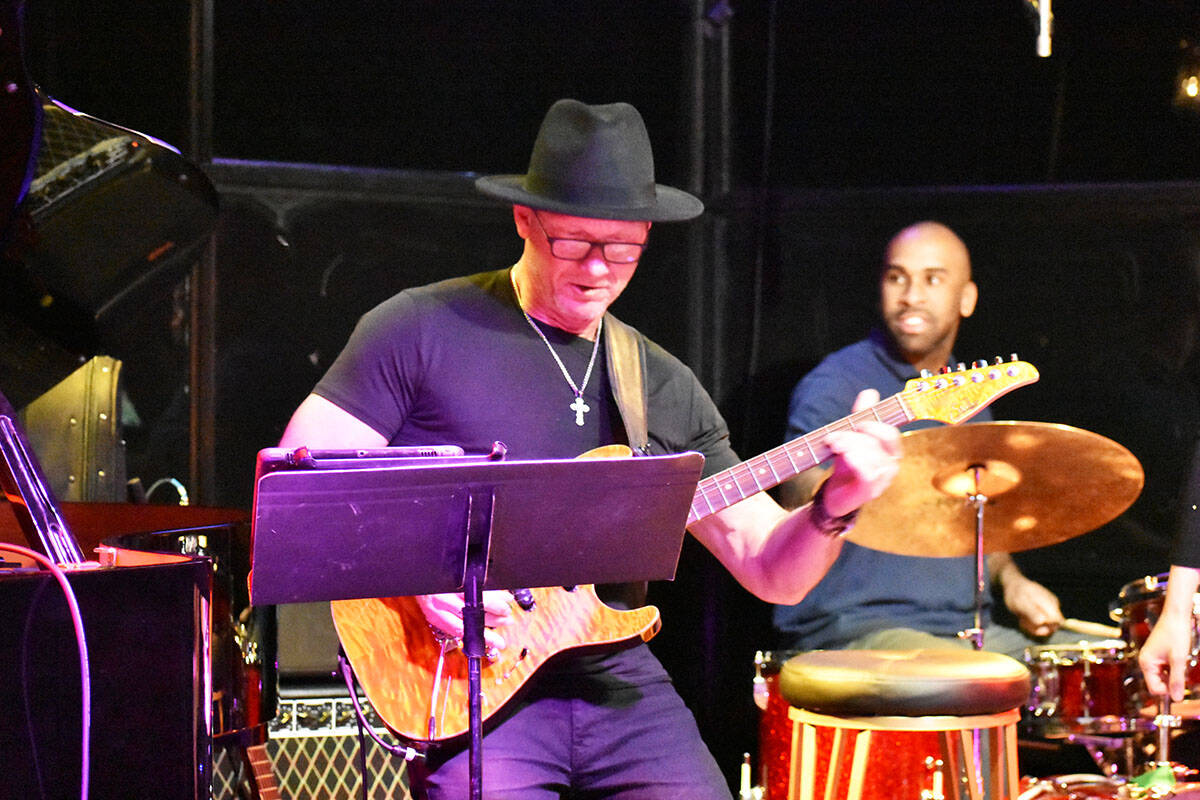 Steven Lee toca la guitarra durante un concierto de la cantautora cubano-estadounidense, Noybel ...