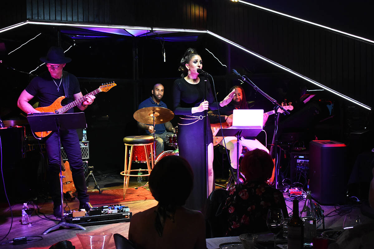 La cantautora cubano-estadounidense, Noybel Gorgoy, ofrece un concierto al lado de los músicos ...