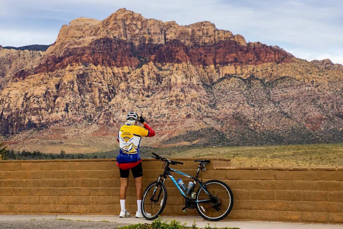 Rick Clennan, de Las Vegas, se ajusta el casco mientras se prepara para montar en bicicleta des ...