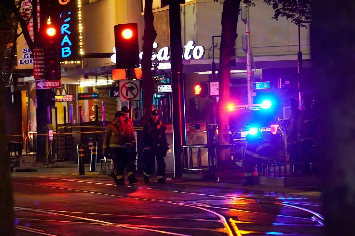 Personal de emergencia camina cerca de la escena de un aparente tiroteo masivo en Sacramento, C ...