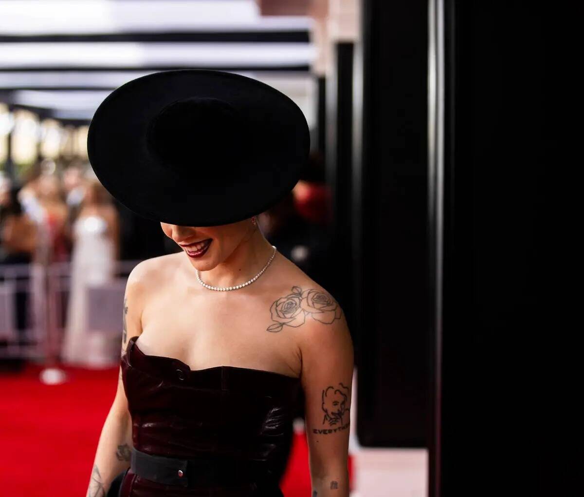 Halsey en la alfombra roja antes del comienzo de los Premios Grammy 2022 el domingo 3 de abril ...