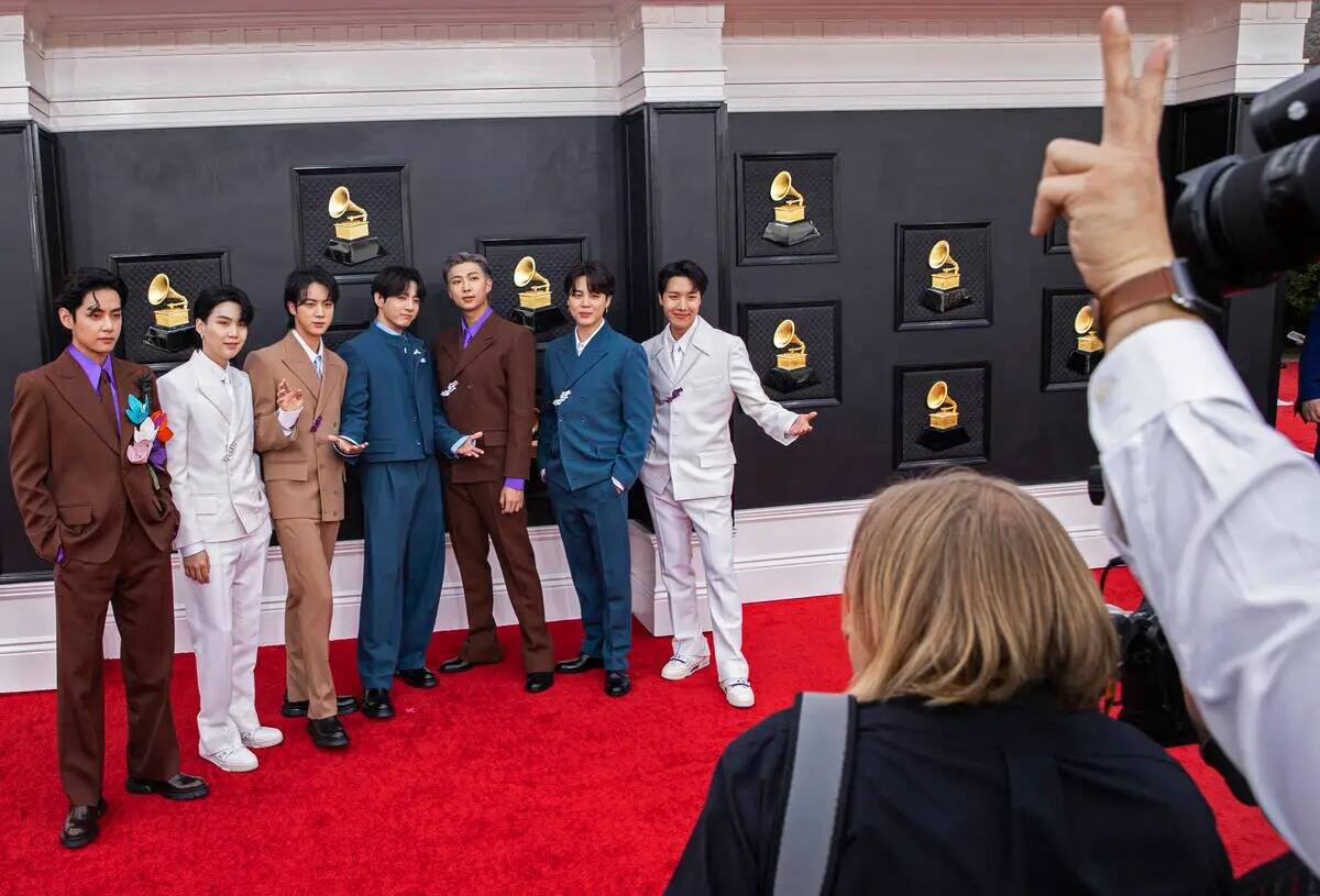 BTS en la alfombra roja antes del comienzo de los Premios Grammy 2022 el domingo 3 de abril de ...