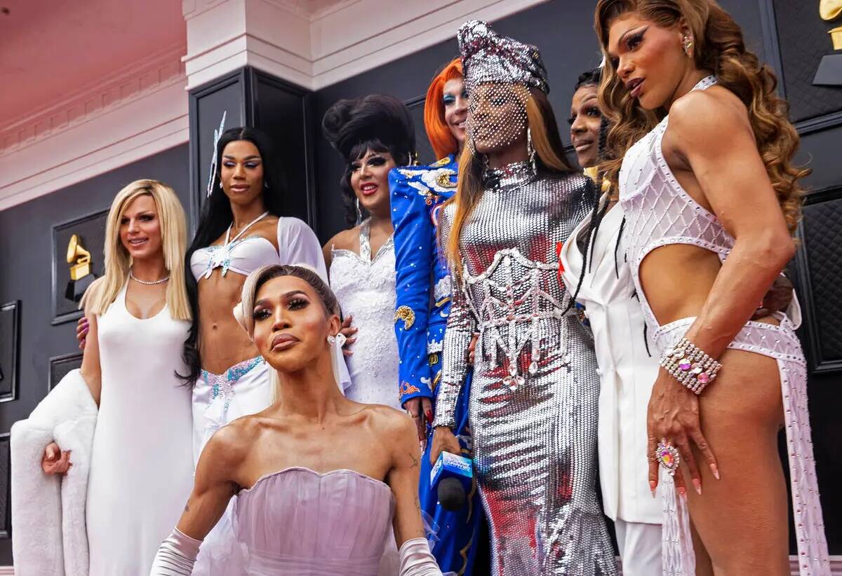 El reparto de RuPaul's Drag Race Live en la alfombra roja antes del comienzo de los Premios Gra ...