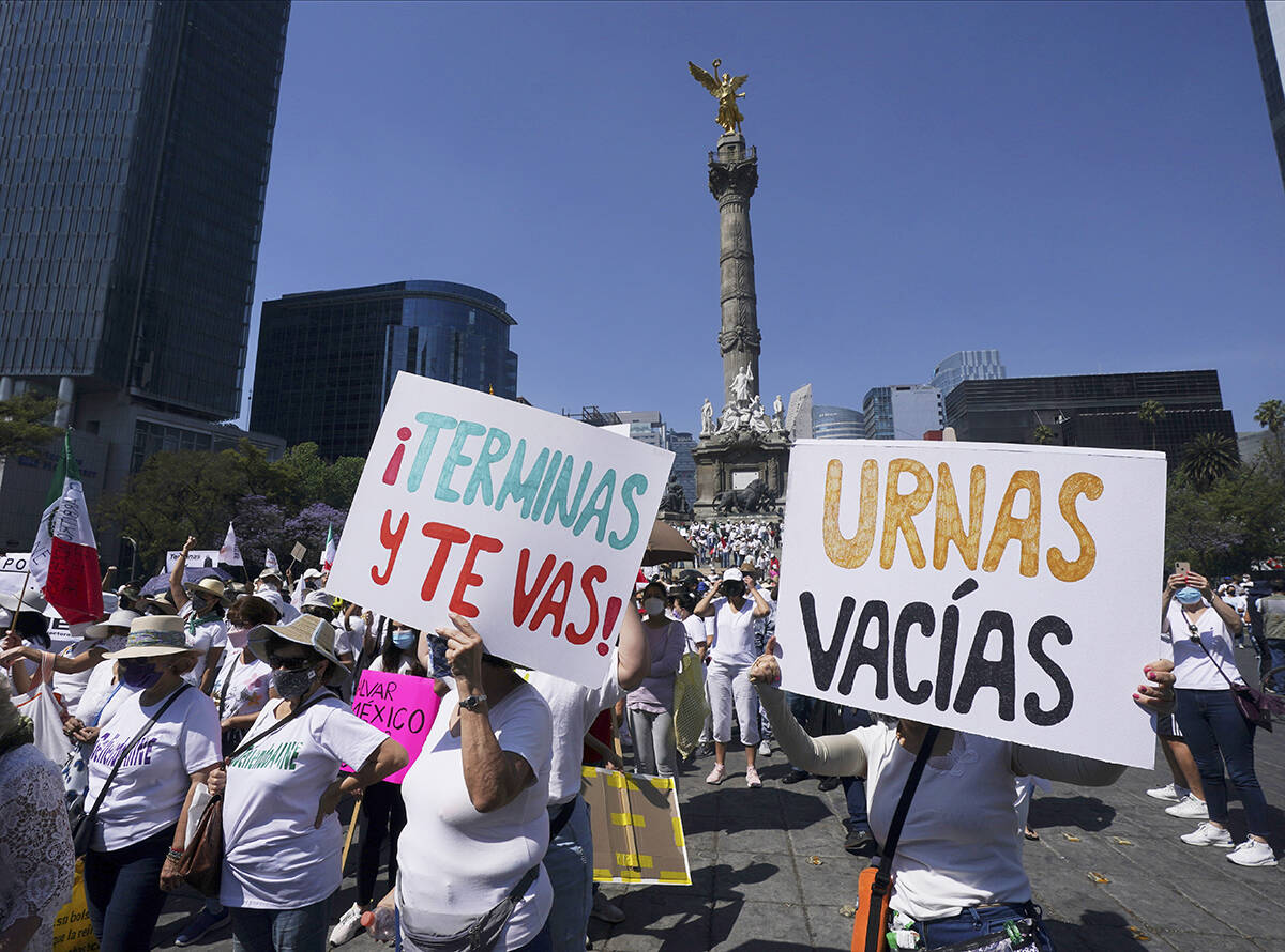 Manifestantes protestan contra un referendo organizado por el presidente Andrés Manuel López ...