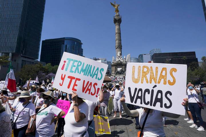 Manifestantes protestan contra un referendo organizado por el presidente Andrés Manuel López ...