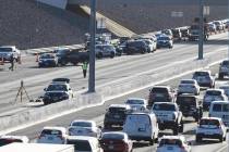 Un segmento del 215 Beltway está cerrado mientras la Nevada Highway Patrol investiga un accide ...