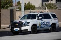 Un vehículo del Departamento de Policía de Henderson en la Avenida Charleston cerca de Sacram ...