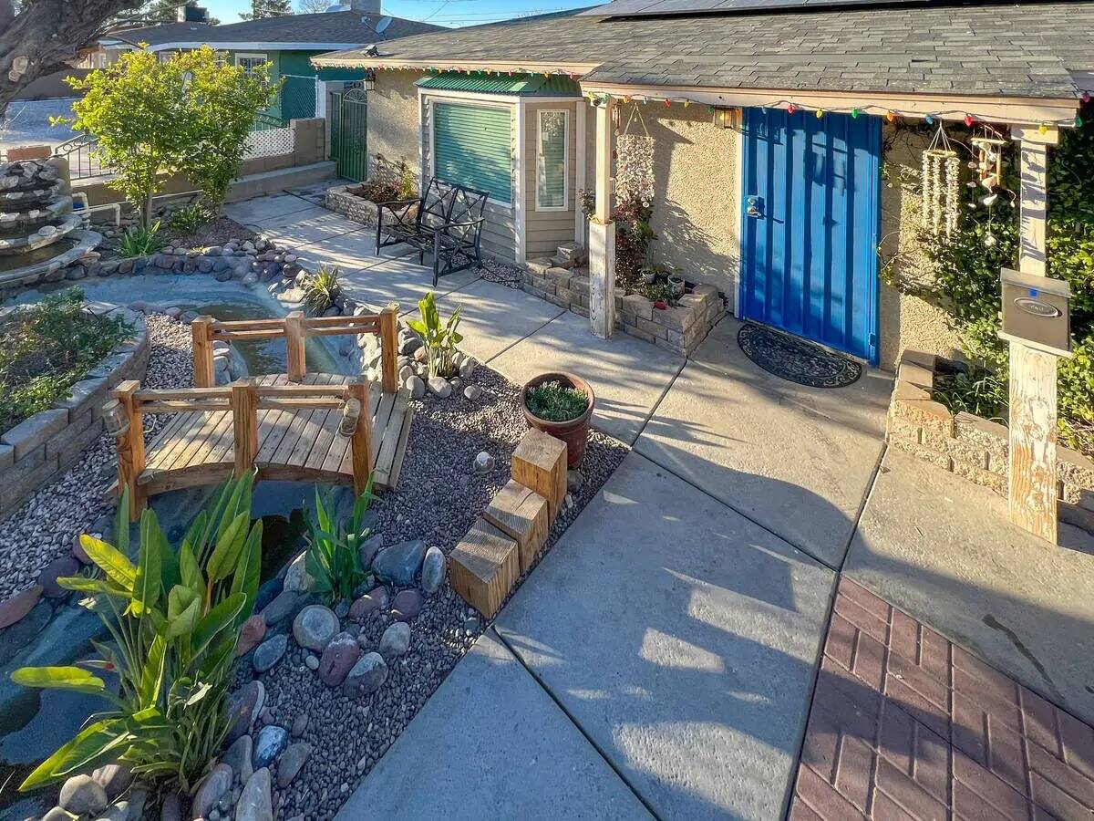 Un encantador patio delantero en una casa en el 1116 de Webb Ave., North Las Vegas, Nevada. (Co ...