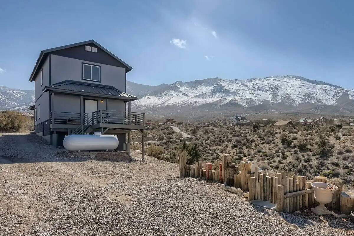 La pintoresca vista del patio trasero de una casa en 73 Pinon Road, Cold Creek, Nevada. Se trat ...