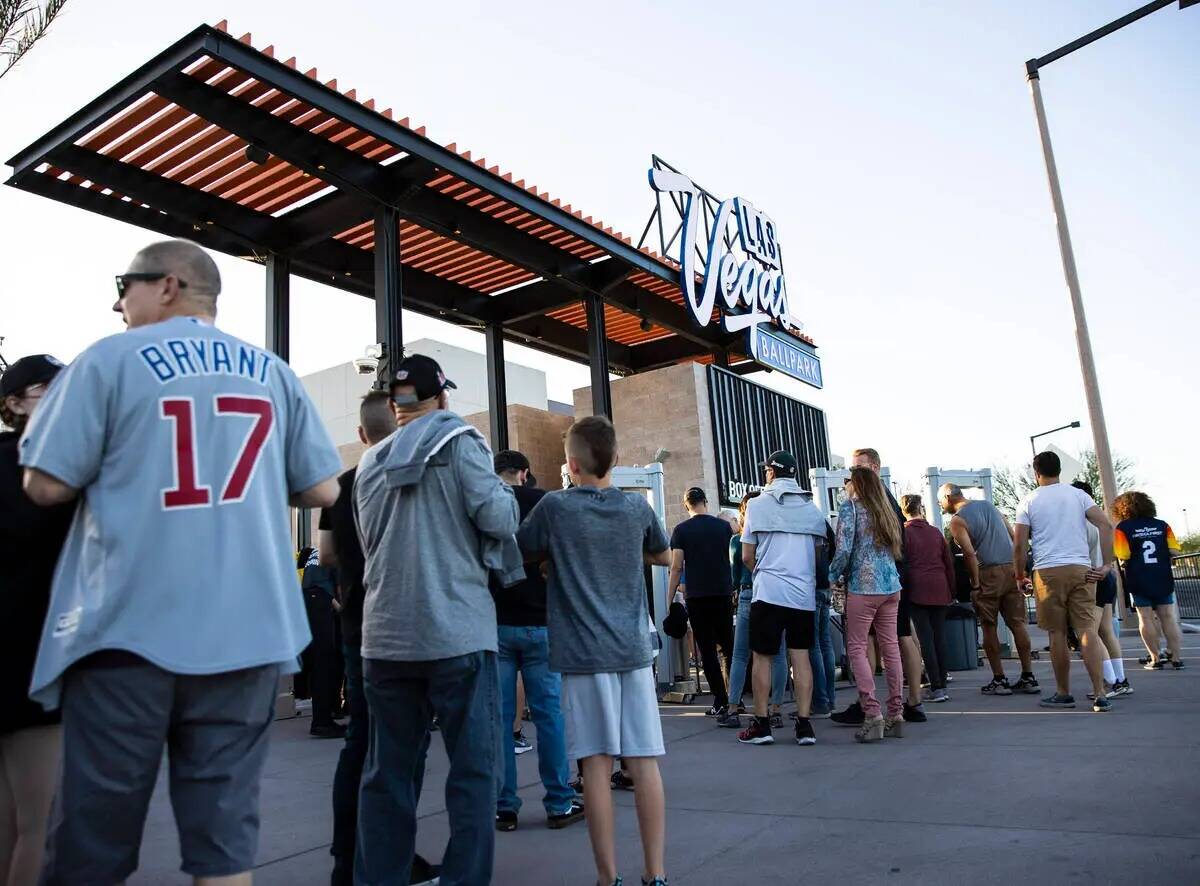 Los aficionados esperan en fila para asistir al partido inaugural en casa de los Vegas Aviators ...