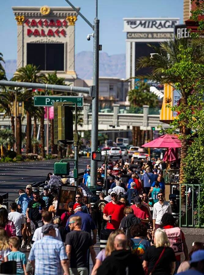Peatones abarrotan el Strip de Las Vegas el miércoles 6 de abril de 2022, frente a las tiendas ...