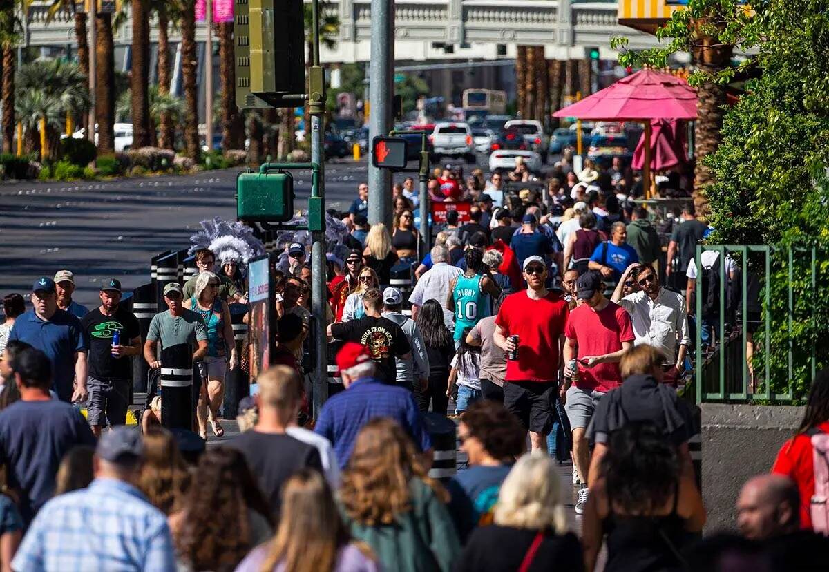 Peatones abarrotan el Strip de Las Vegas el miércoles 6 de abril de 2022, frente a las tiendas ...